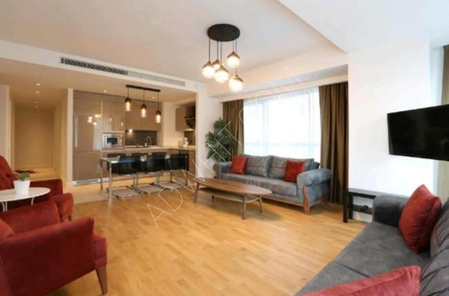 Taksim'de iki oda, salon, mutfak, iki banyo ve terasi olan kiralık otel konseptinde daireler