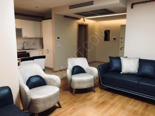 Taksim'de üç oda, salon, mutfak, iki banyo ve terasa sahip bir otel konseptinde daire
