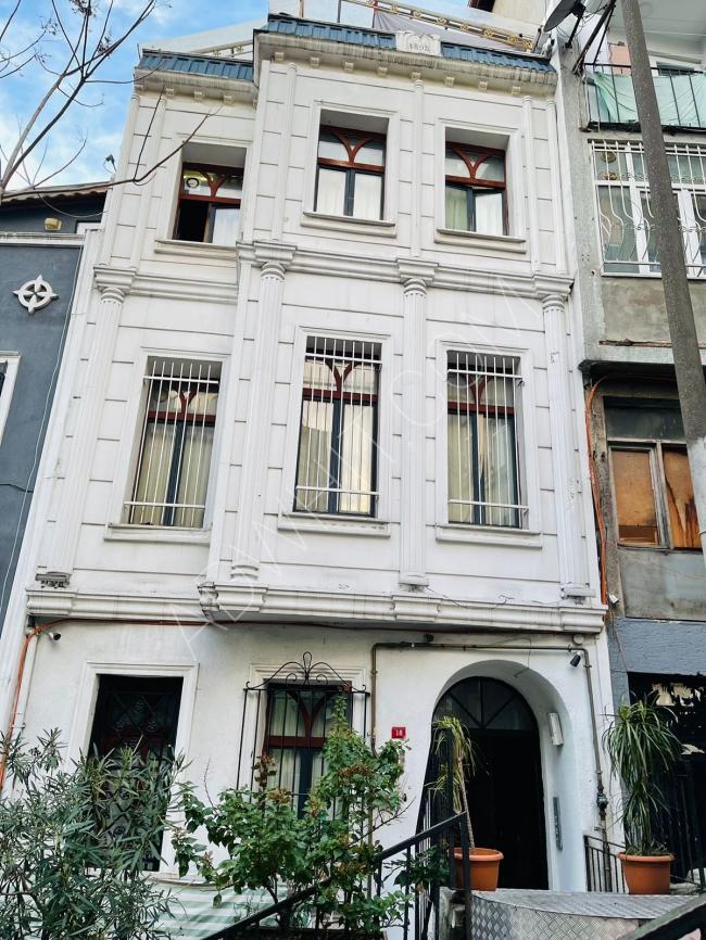 Taksim'de 9 daireden oluşan komple apartman kiralıktır