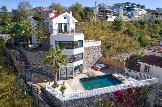 A 4+2 villa for sale in Alanya / karacik with a distinctive sea view