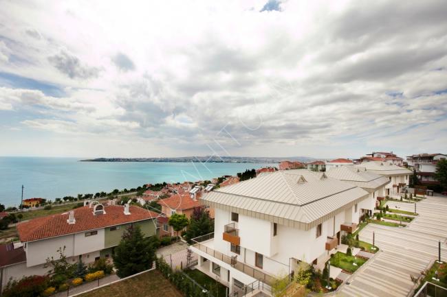 İstanbul Beylikdüzü'nde şık deniz manzaralı satılık bir villa