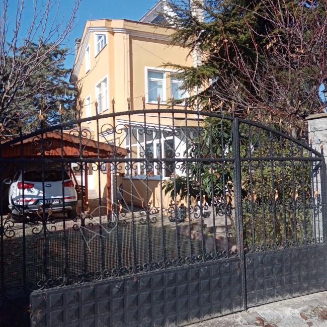 A villa with a 1900m land for sale in Silivri