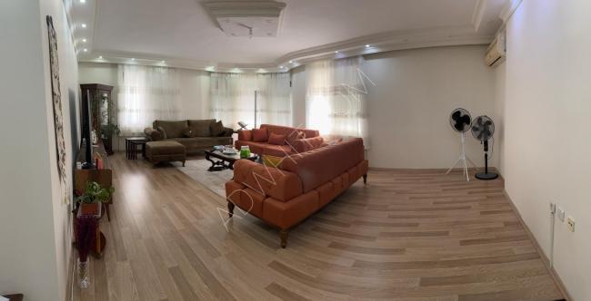 160 m² alanında üç oda ve bir salonlu daire
