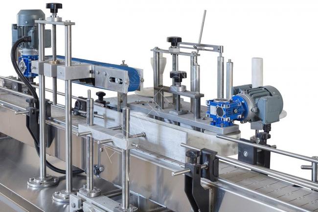 Automatic machine for filling and capping liquids