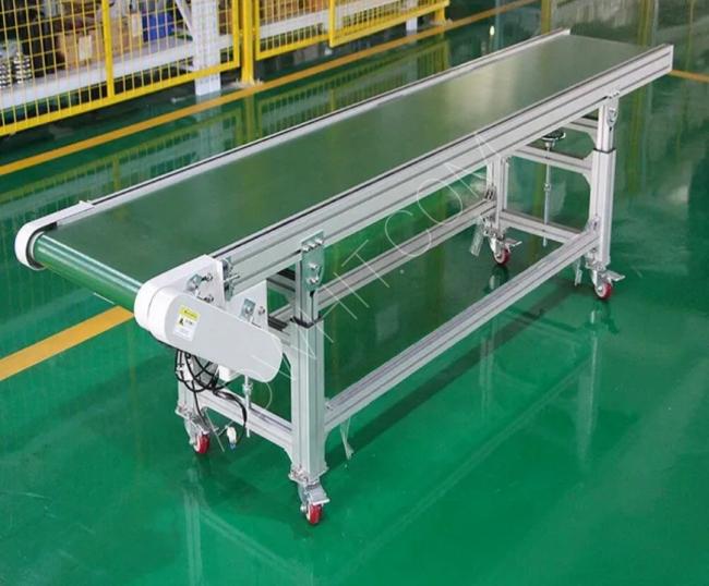 Automatic packaging machine with conveyor belt