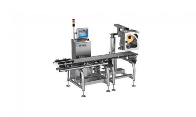 An automatic machine for weighing and labeling at a speed of 130 packages per minute