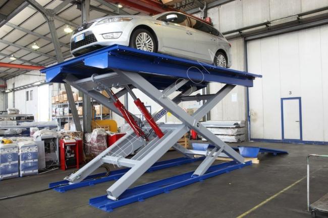 A car lift with a capacity of 3 tons and a mobile scissor column height of 3.5 meters