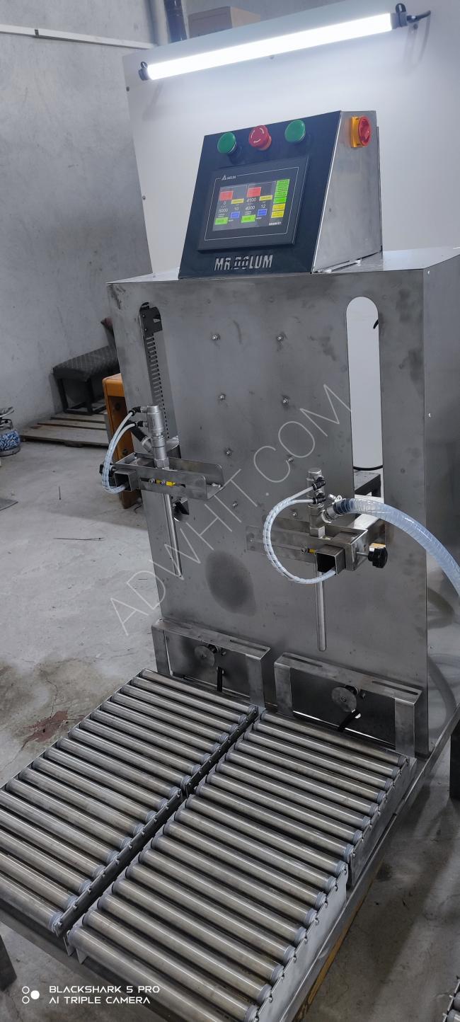 Liquid filling machine with scale feature