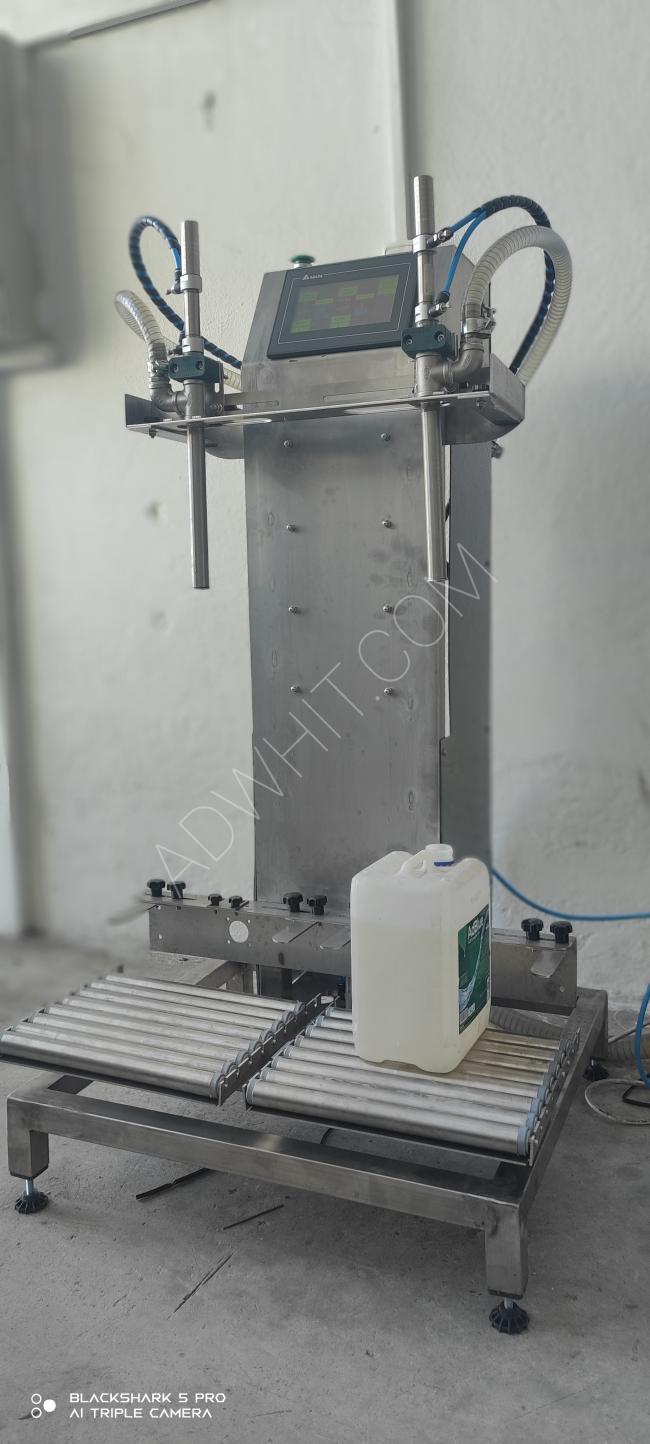 Dual-scale liquid filling machine