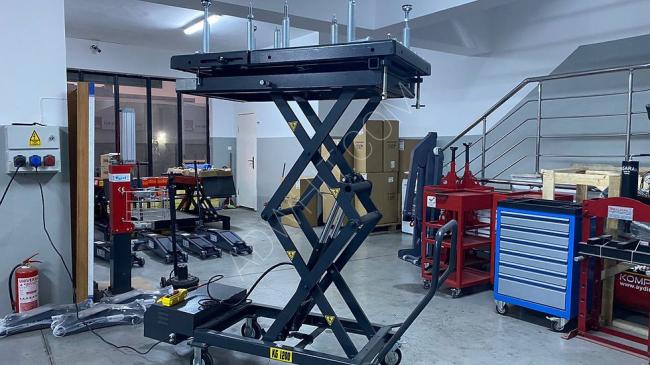 Scissor Car Lift for Reception with a Capacity of 3 Tons
