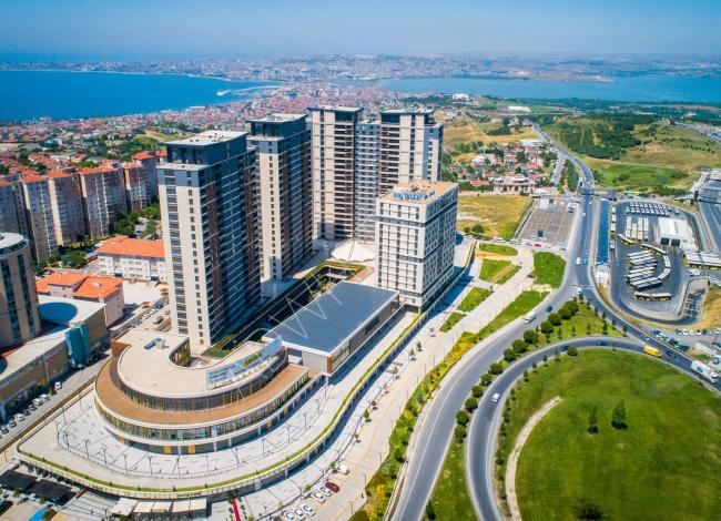 شقة رائعة بإطلالة بحرية في أرقى مجمعات اسطنبول مع أثاث فاخر
