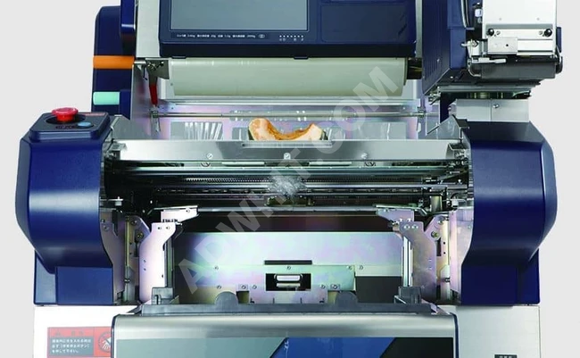 A wrapping and stretch wrapping machine with labeling at a speed of 17 packages per minute