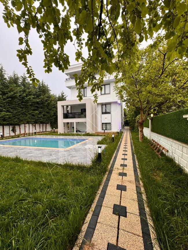 Bursa'nın merkezinde, özel havuzlu, 10 odalı, müstakil, eşyalı villa