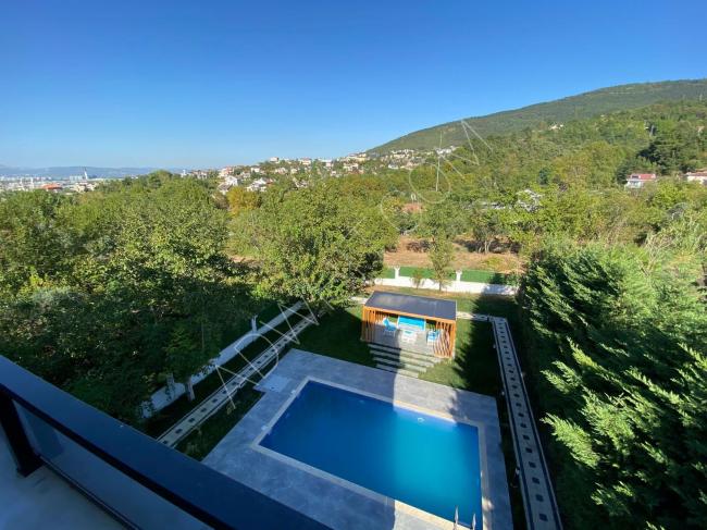 A furnished independent villa with 10 rooms and a private, secluded pool in the center of Bursa