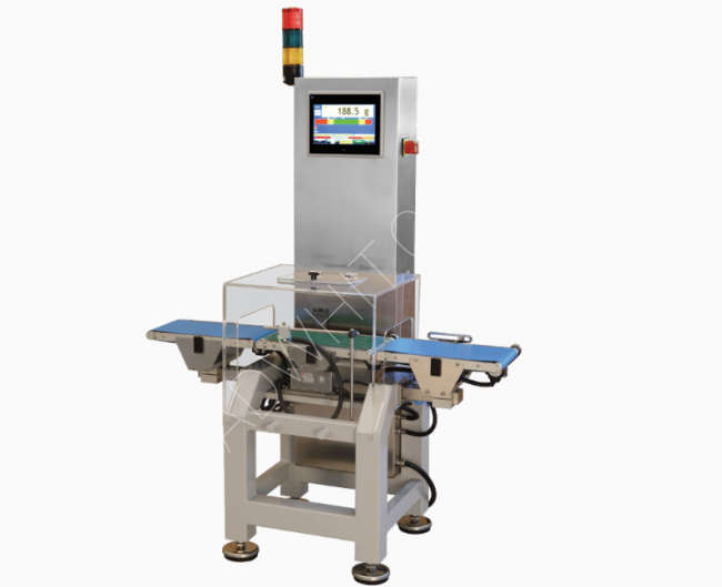 An automatic filling and packaging machine with a scale