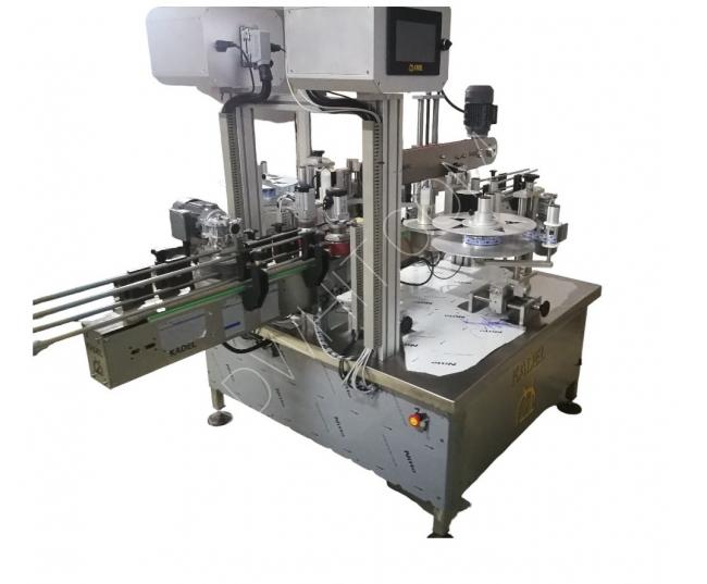 A labeling machine for bottles with front and back position control