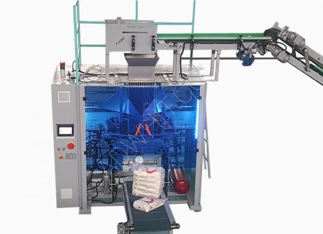 Horizontal filling machine for powdered and granular products