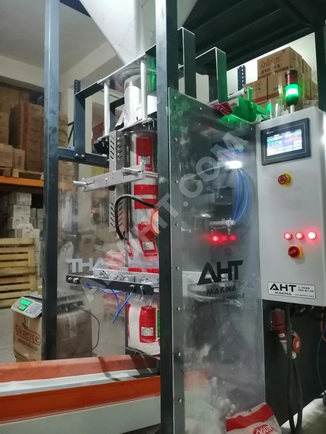 A vertical packaging machine for powdered sugar with a 4-head filling system