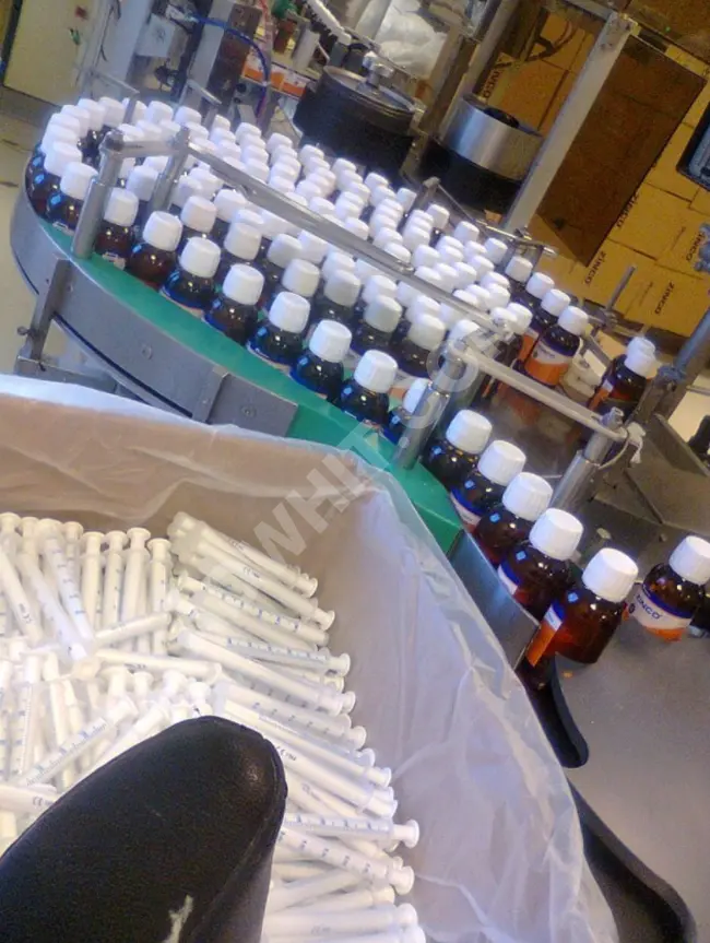 Labeling machine for screw-cap medicine bottles