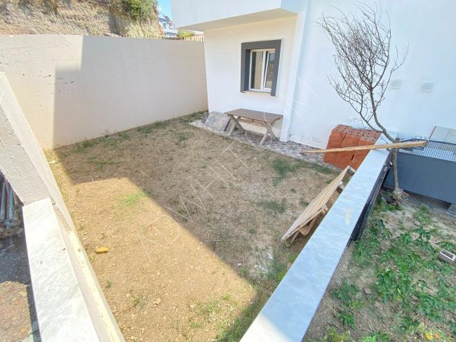 Detached 4+1 villa with garden for sale in Paymalı