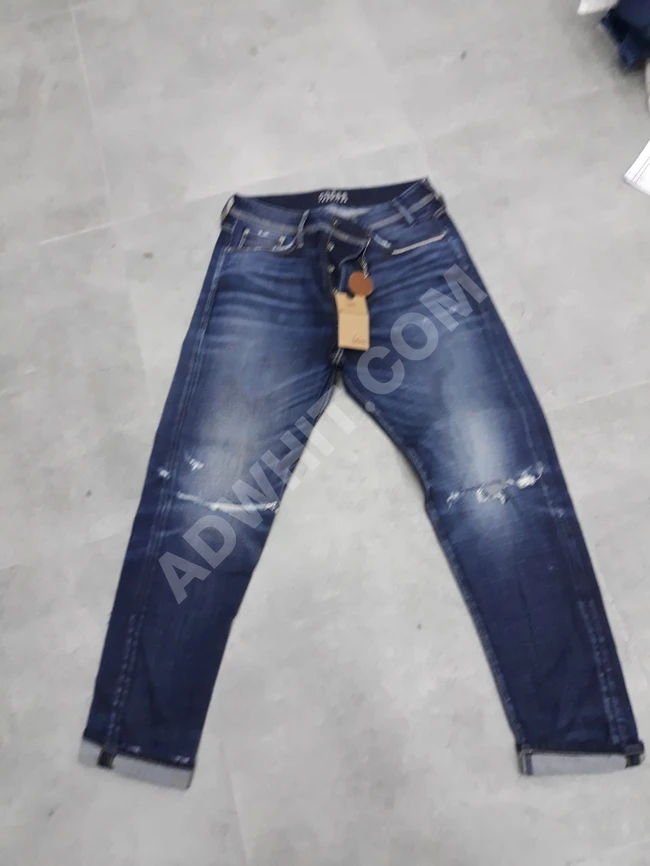 Ünlü bir marka ve dünya markası olan jeans pantolonu