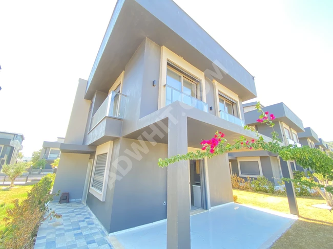 3+1 duplex villa for sale by the sea in Doğanbey