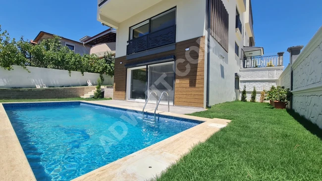 Detached 5+2 villa with garden and pool for sale in Seferihisar, Camikebir Mah.