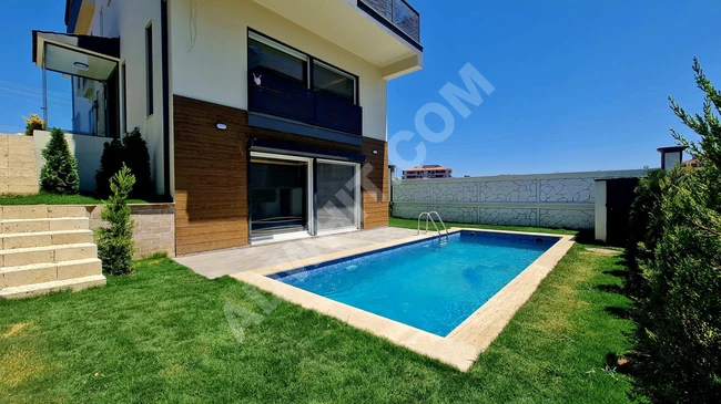 Detached 5+2 villa with garden and pool for sale in Seferihisar, Camikebir Mah.