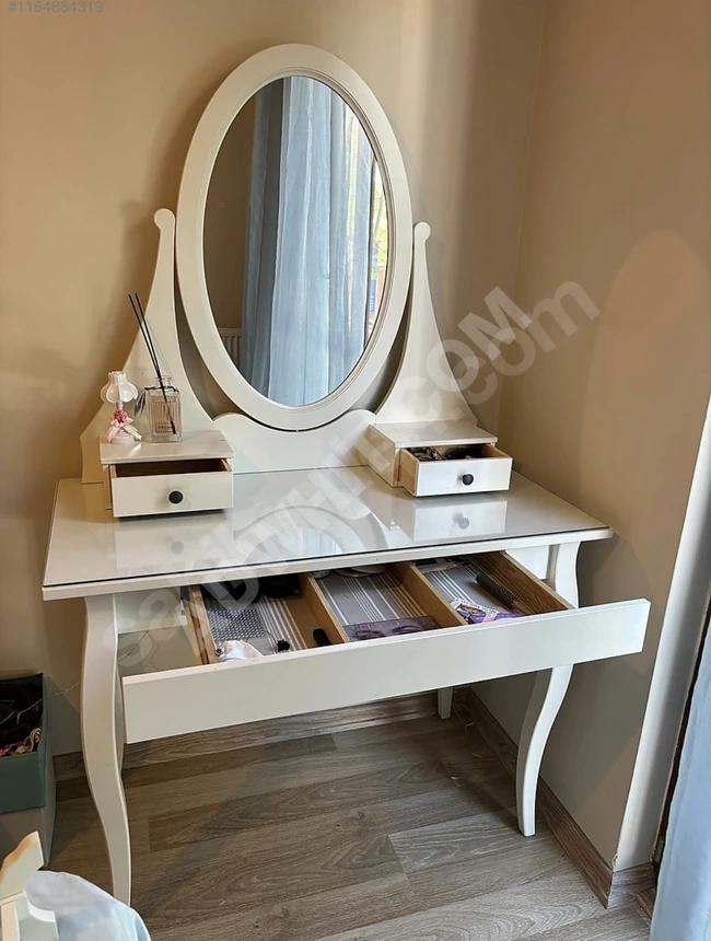 طاولة مكياج IKEA HEMNES مع كرسي موديل TINIUS