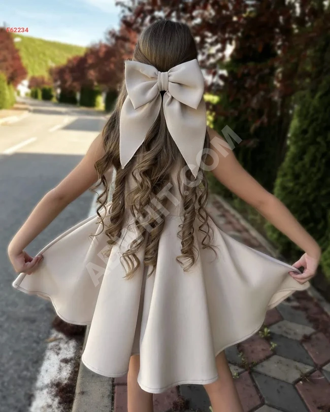 Girls' dress adorned with a flower and a hair bow