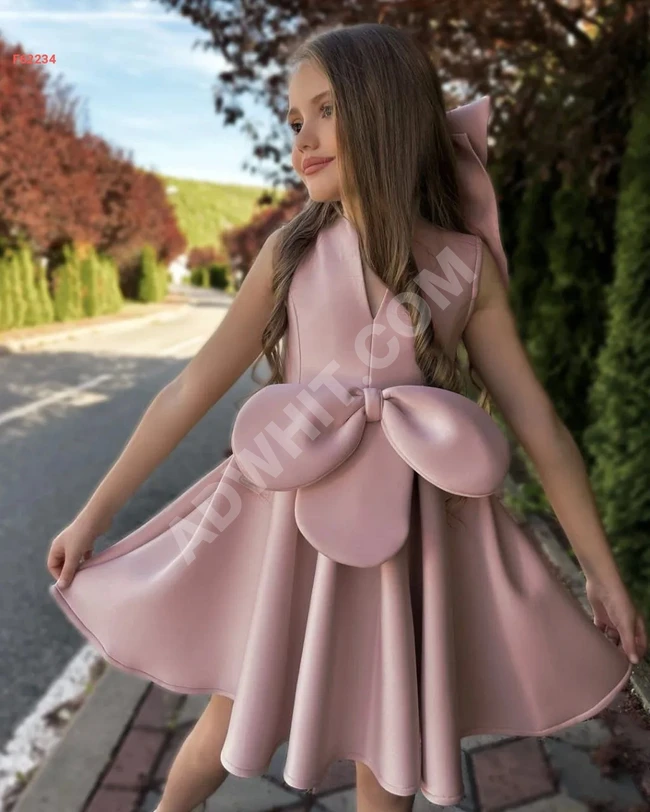 Girls' dress adorned with a flower and a hair bow