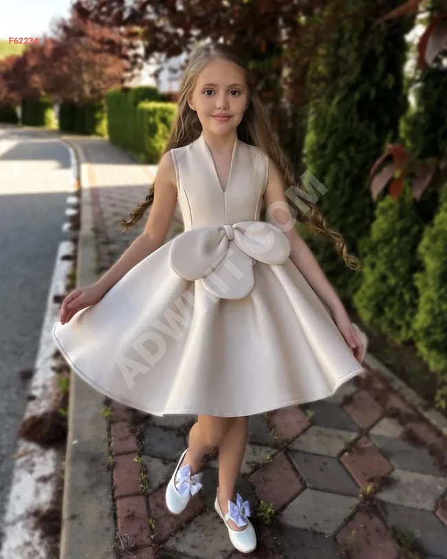 Girls' dress adorned with a flower and a hair bow