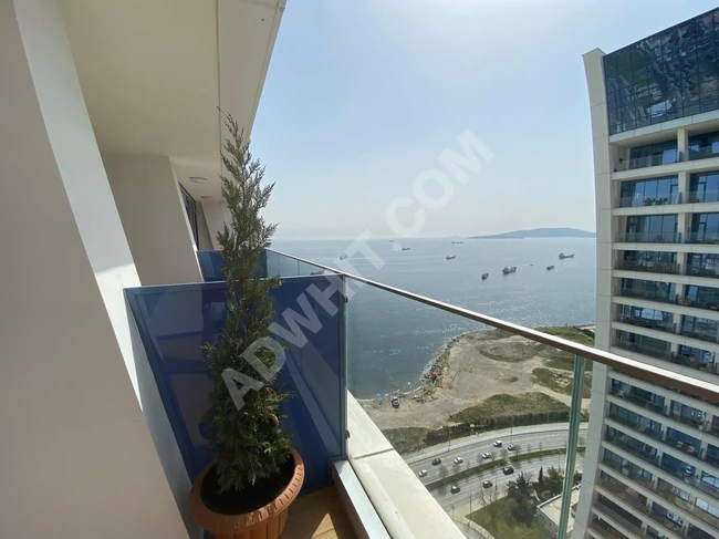 Luxury apartment with balcony and sea view on the top floor in East Marina