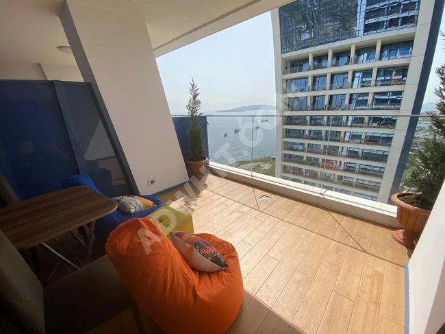 Luxury apartment with balcony and sea view on the top floor in East Marina