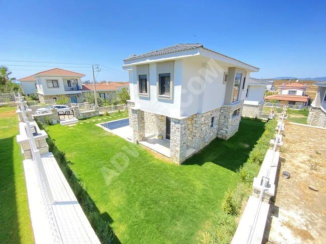 Independent 4+1 villa with a luxurious pool and fireplace for sale in Akarca