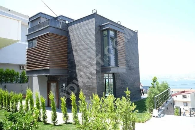 Büyükçekmece'de deniz manzaralı 4+2 villa