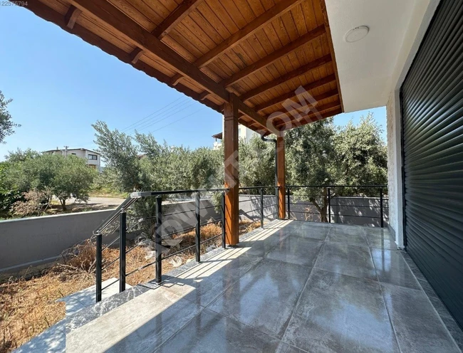 Corner 3+1 villa with a front green area near the sea in Doğanbey