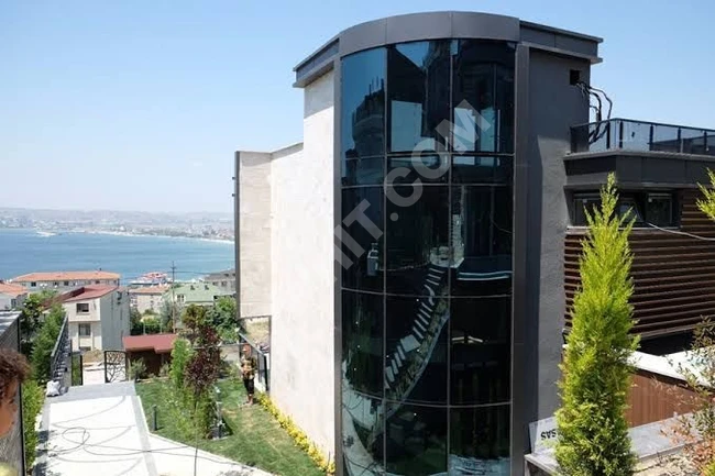 Büyükçekmece'de deniz manzaralı 4+2 villa