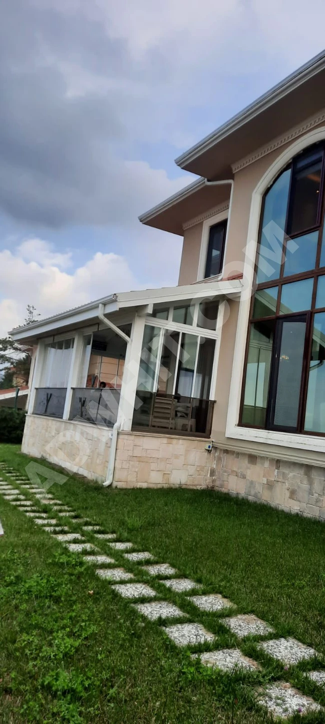 İstanbul'a bir saatlık araç mesafede Sapanca'da güvenilir bir site içerisinde eşyalı satılık  villa