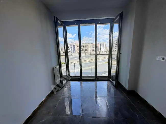 An empty 3+1 apartment for sale in Başakşehir 3. Istanbul Hasbahçe