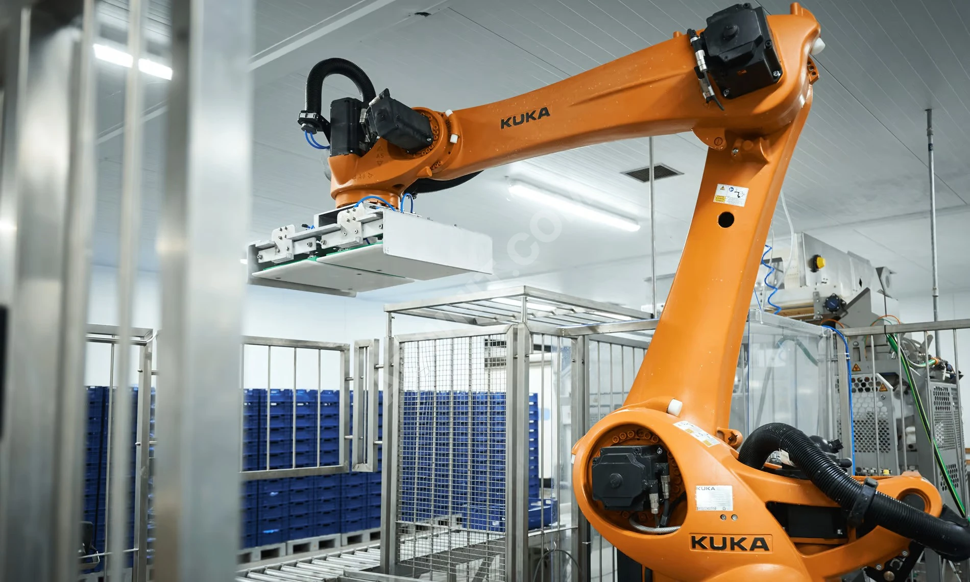 Packaging machine with a robotic arm - Adwhit